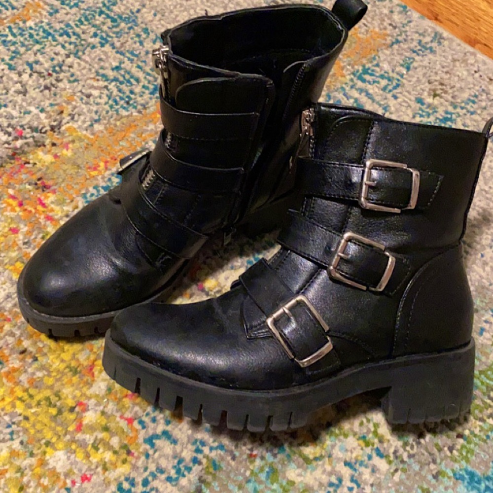 Buckles platform boots